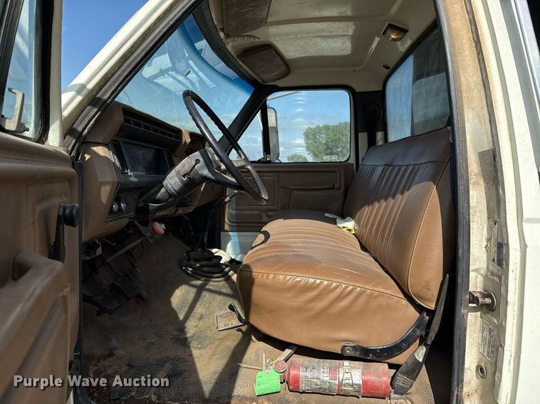 image for item EJ4740 1993 Ford F700 dump truck