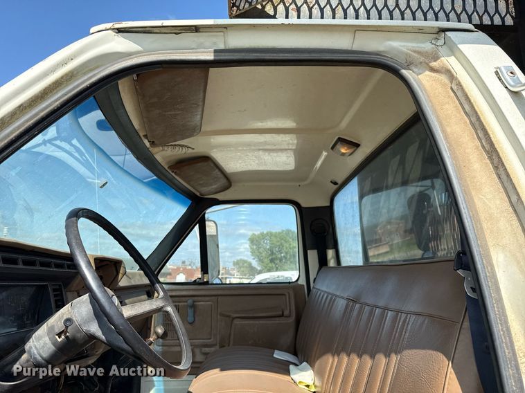 image for item EJ4740 1993 Ford F700 dump truck