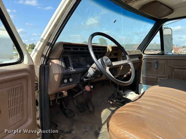 image for item EJ4740 1993 Ford F700 dump truck