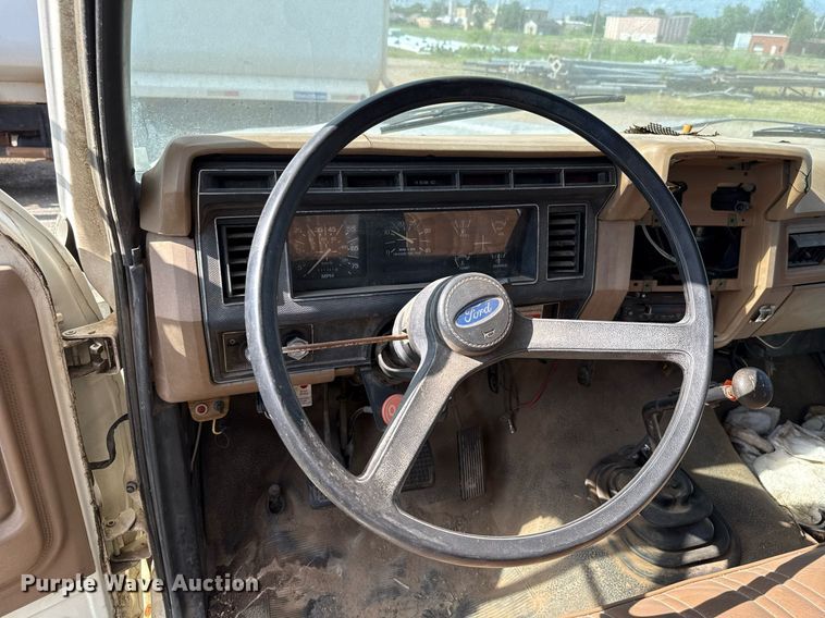 image for item EJ4740 1993 Ford F700 dump truck