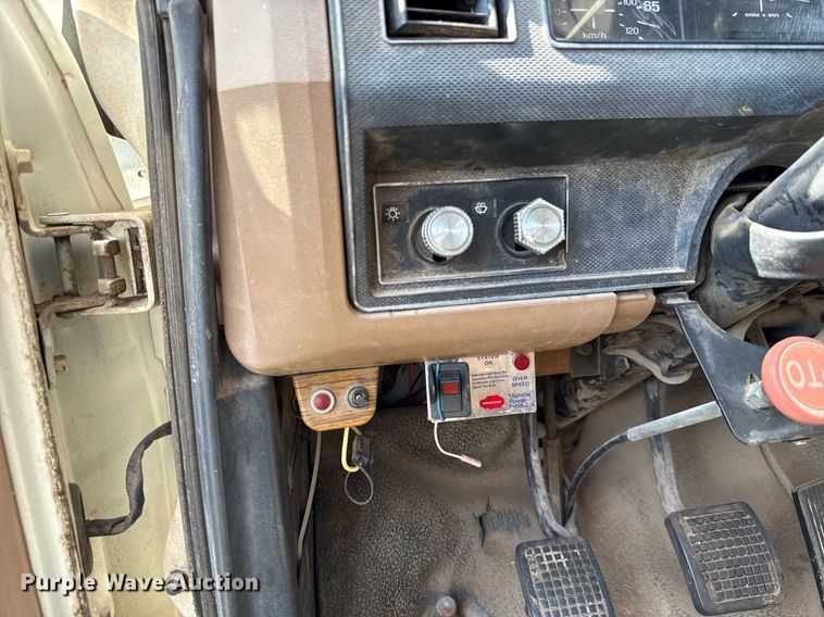 image for item EJ4740 1993 Ford F700 dump truck