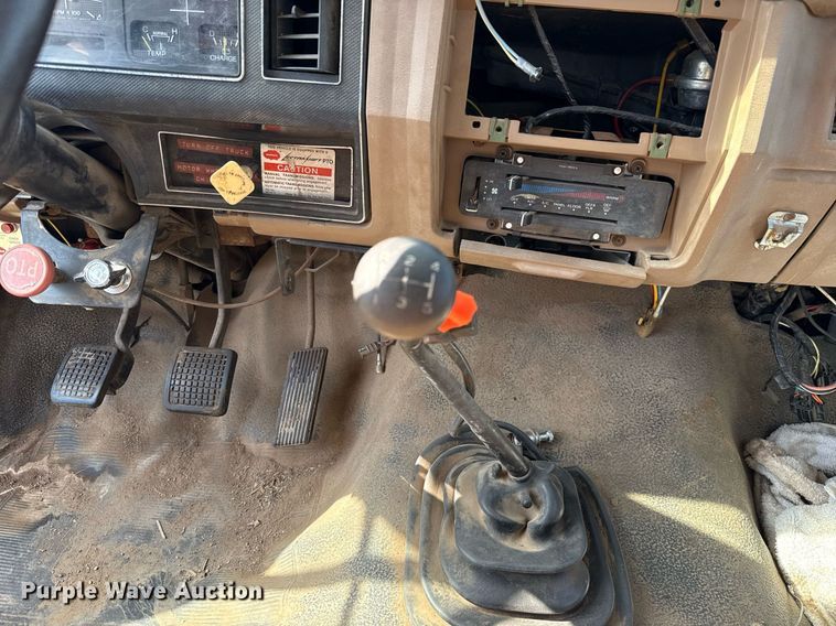 image for item EJ4740 1993 Ford F700 dump truck