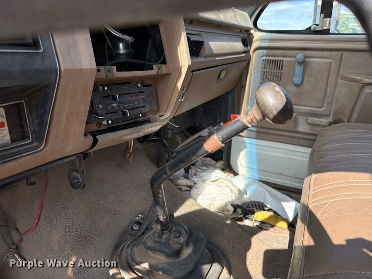 image for item EJ4740 1993 Ford F700 dump truck