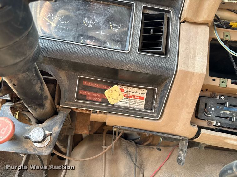 image for item EJ4740 1993 Ford F700 dump truck