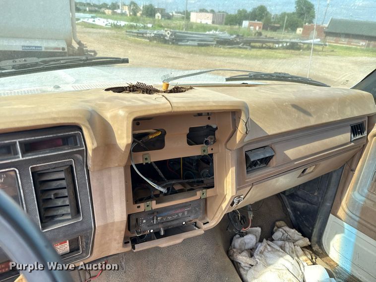 image for item EJ4740 1993 Ford F700 dump truck