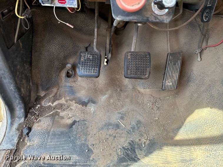 image for item EJ4740 1993 Ford F700 dump truck