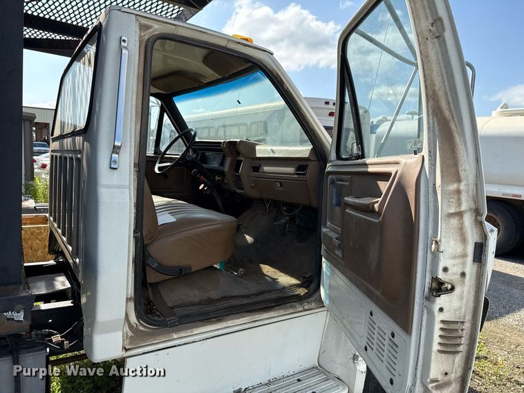 image for item EJ4740 1993 Ford F700 dump truck