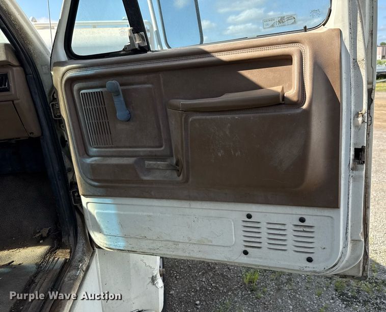 image for item EJ4740 1993 Ford F700 dump truck