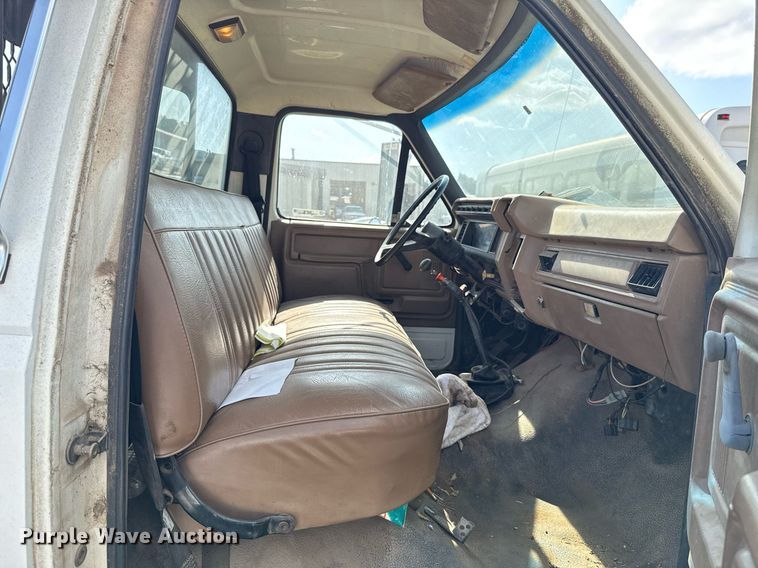 image for item EJ4740 1993 Ford F700 dump truck