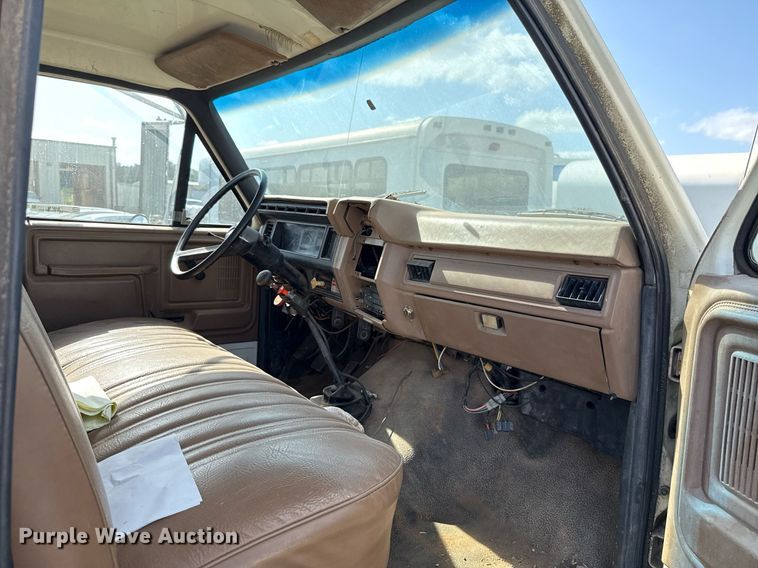 image for item EJ4740 1993 Ford F700 dump truck