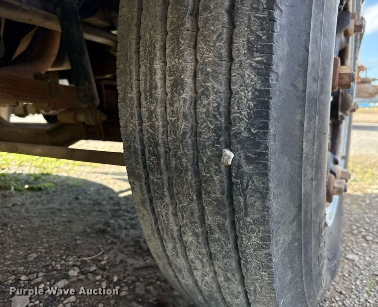 image for item EJ4740 1993 Ford F700 dump truck