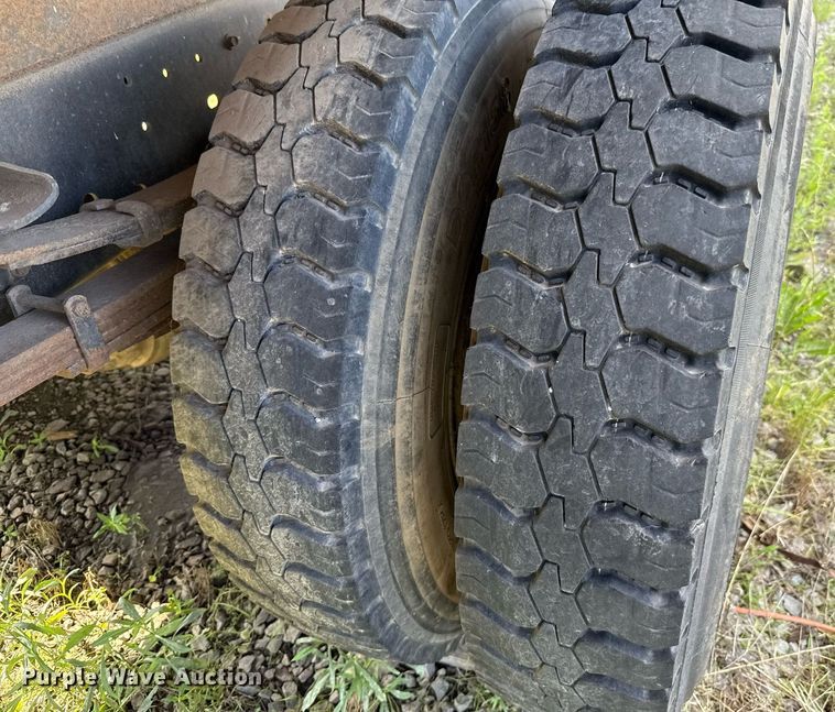 image for item EJ4740 1993 Ford F700 dump truck