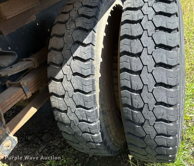 image for item EJ4740 1993 Ford F700 dump truck