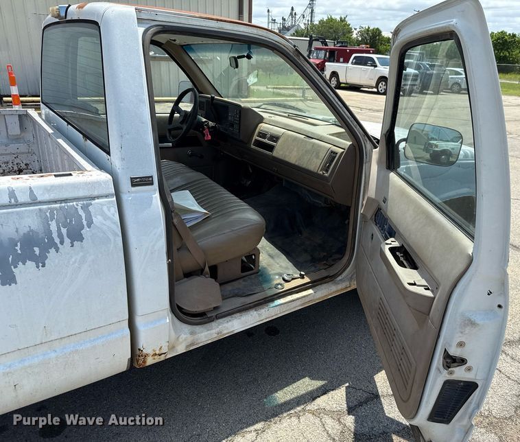 image for item EJ4743 1992 Chevrolet C1500 pickup truck