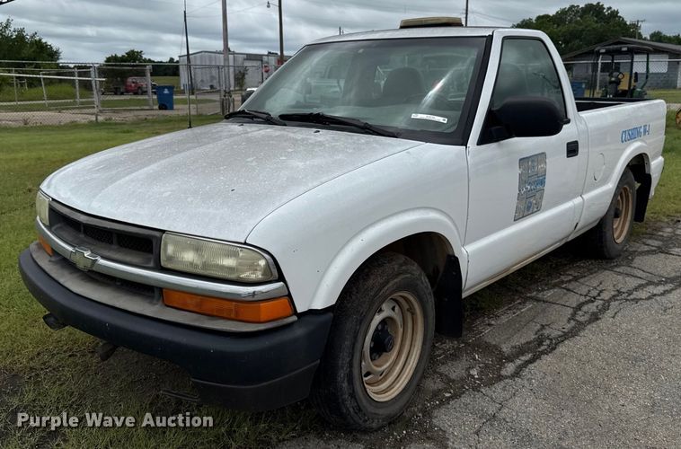 image for item EJ4744 2003 Chevrolet S10 pickup truck