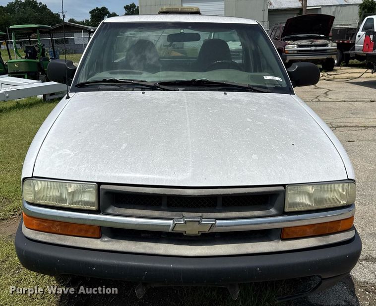 image for item EJ4744 2003 Chevrolet S10 pickup truck