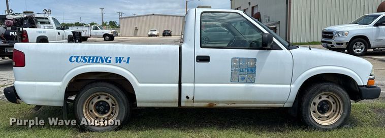 image for item EJ4744 2003 Chevrolet S10 pickup truck