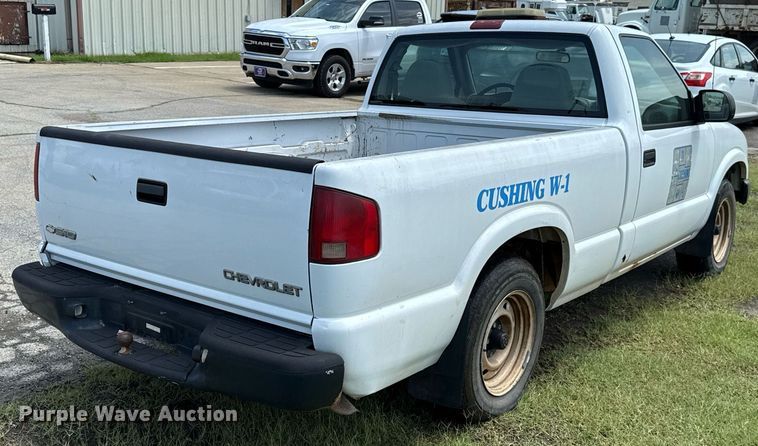 image for item EJ4744 2003 Chevrolet S10 pickup truck