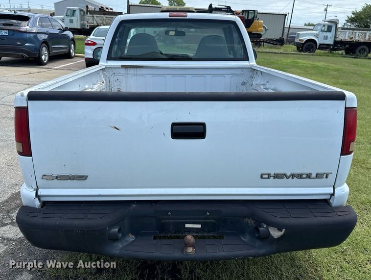 image for item EJ4744 2003 Chevrolet S10 pickup truck