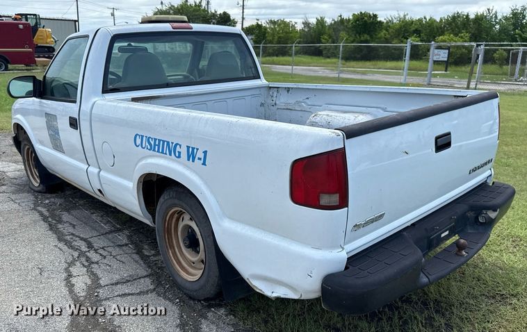 image for item EJ4744 2003 Chevrolet S10 pickup truck