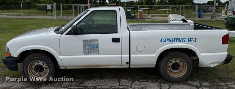 image for item EJ4744 2003 Chevrolet S10 pickup truck