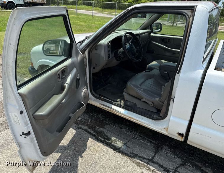 image for item EJ4744 2003 Chevrolet S10 pickup truck