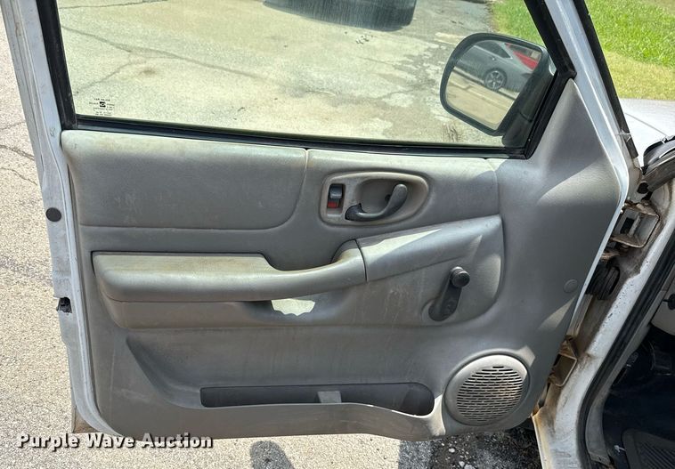 image for item EJ4744 2003 Chevrolet S10 pickup truck