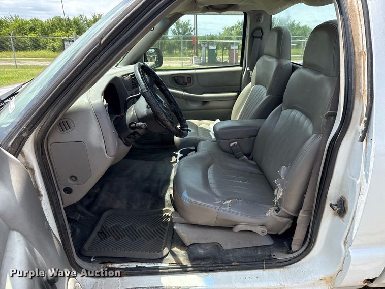 image for item EJ4744 2003 Chevrolet S10 pickup truck