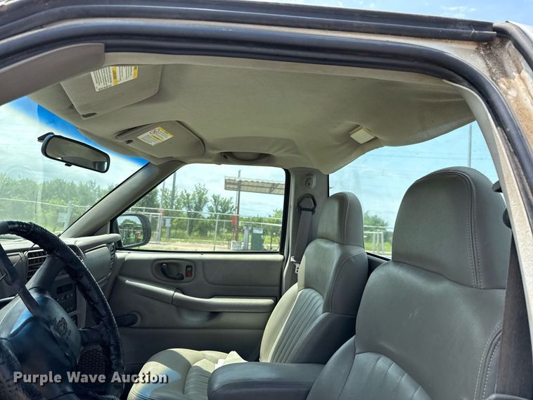 image for item EJ4744 2003 Chevrolet S10 pickup truck