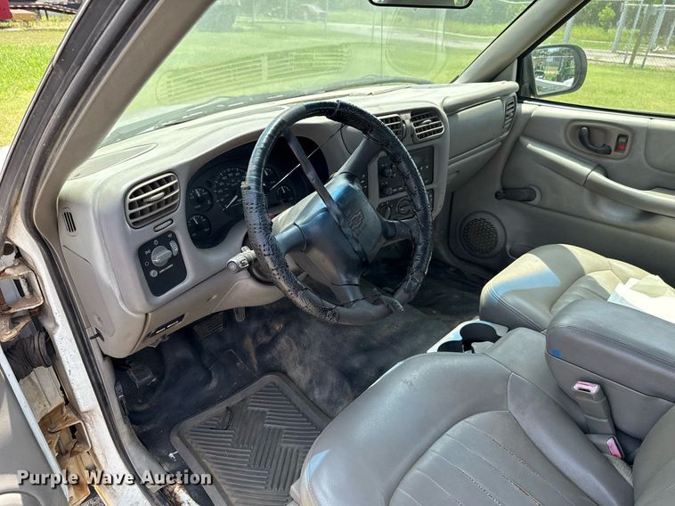 image for item EJ4744 2003 Chevrolet S10 pickup truck