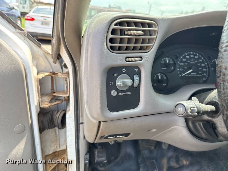 image for item EJ4744 2003 Chevrolet S10 pickup truck