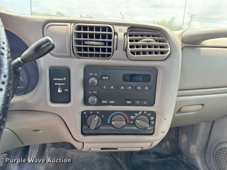 image for item EJ4744 2003 Chevrolet S10 pickup truck