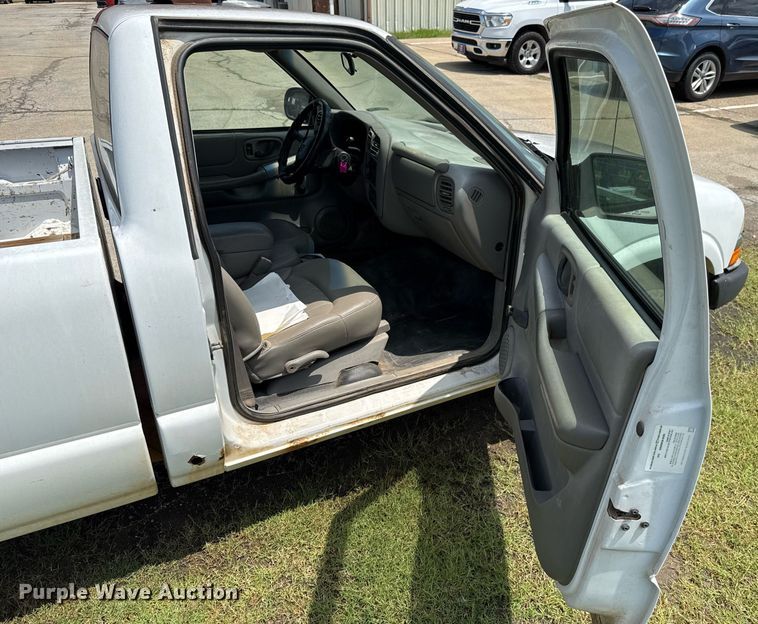 image for item EJ4744 2003 Chevrolet S10 pickup truck