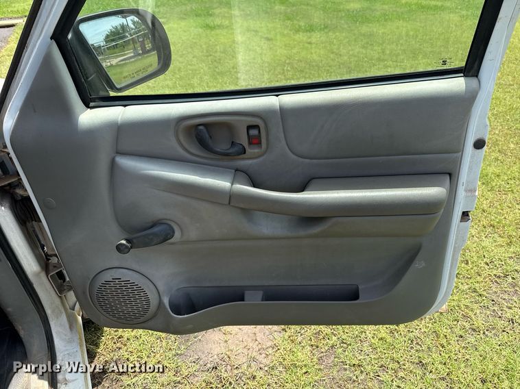 image for item EJ4744 2003 Chevrolet S10 pickup truck