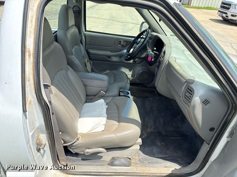 image for item EJ4744 2003 Chevrolet S10 pickup truck