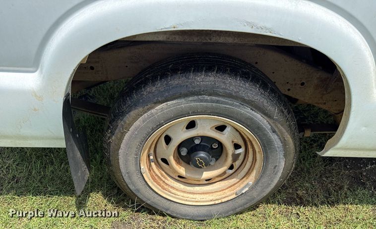 image for item EJ4744 2003 Chevrolet S10 pickup truck