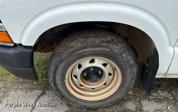 image for item EJ4744 2003 Chevrolet S10 pickup truck