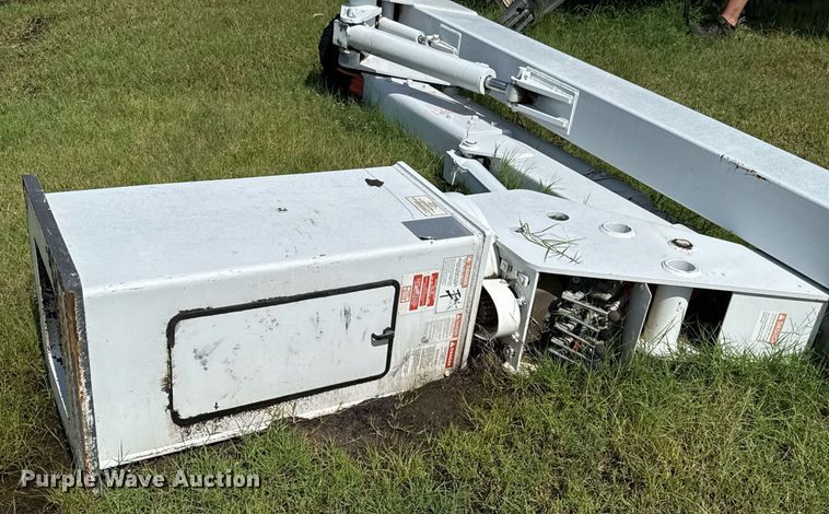 image for item EJ4745 2005 ETI ETC37IH bucket lift