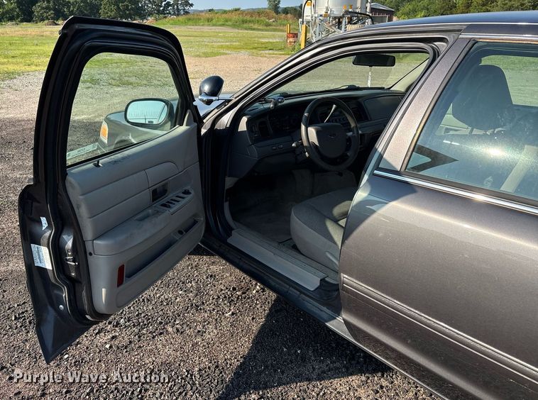 image for item EJ7589 2010 Ford Crown Victoria Police Interceptor 