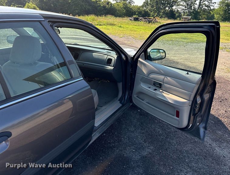 image for item EJ7589 2010 Ford Crown Victoria Police Interceptor 