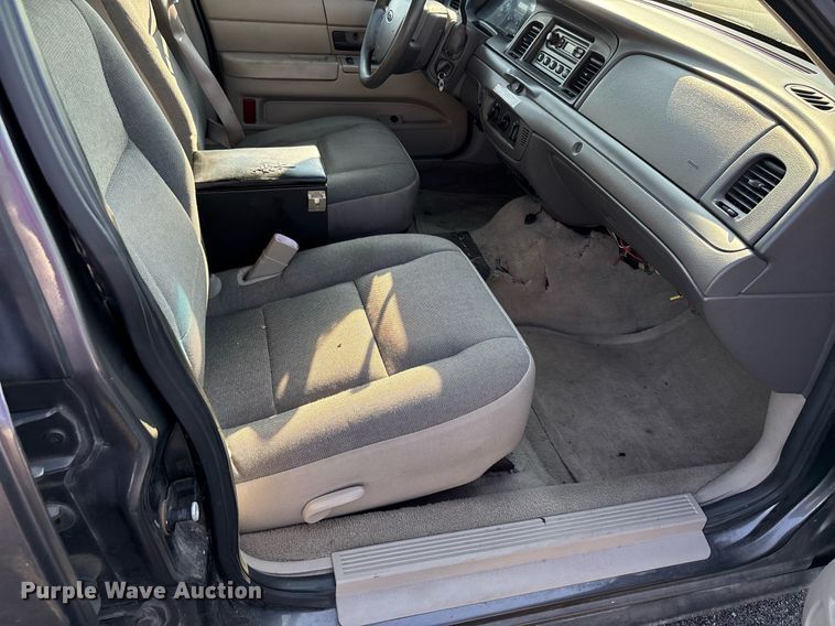 image for item EJ7589 2010 Ford Crown Victoria Police Interceptor 