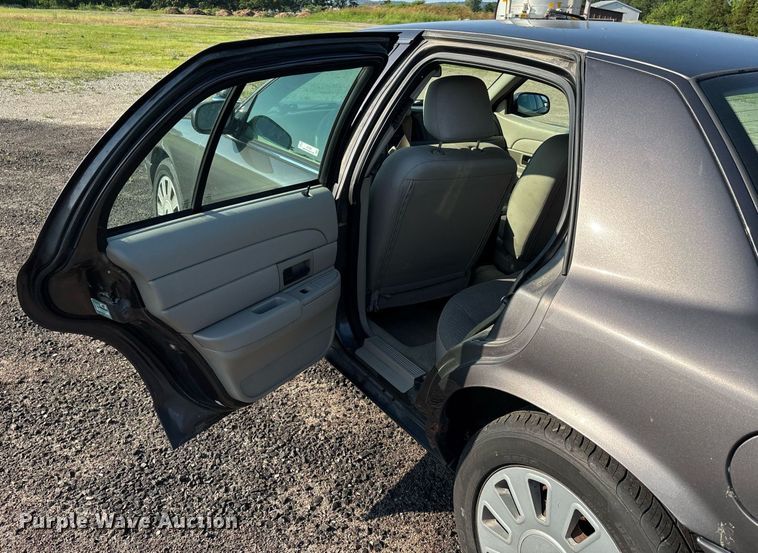 image for item EJ7589 2010 Ford Crown Victoria Police Interceptor 