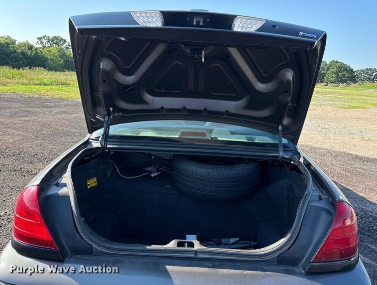 image for item EJ7589 2010 Ford Crown Victoria Police Interceptor 