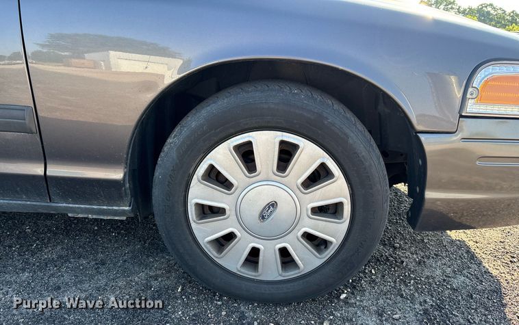 image for item EJ7589 2010 Ford Crown Victoria Police Interceptor 