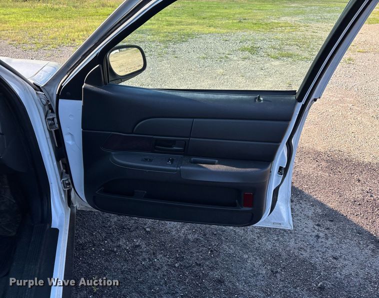 image for item EJ7590 2011 Ford Crown Victoria Police Interceptor 