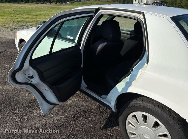 image for item EJ7590 2011 Ford Crown Victoria Police Interceptor 