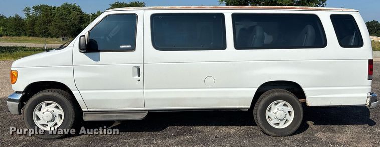 image for item EJ7592 2004 Ford E350 Super Duty XL van