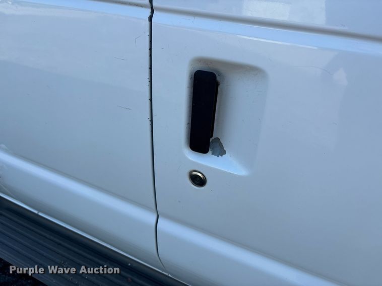 image for item EJ7592 2004 Ford E350 Super Duty XL van