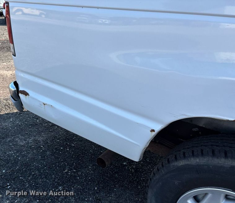 image for item EJ7592 2004 Ford E350 Super Duty XL van