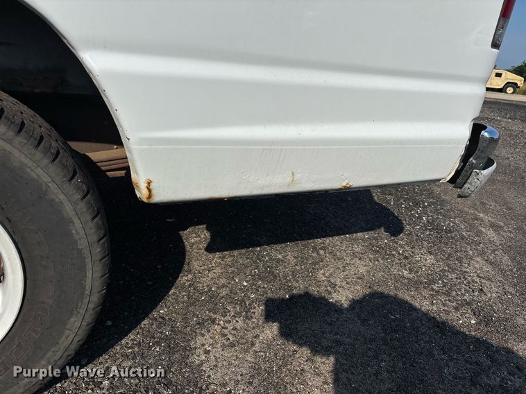 image for item EJ7592 2004 Ford E350 Super Duty XL van